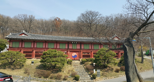 풍수적으로 명당자리,<br> 유사사례 없는 풍화루가 있는 안성향교